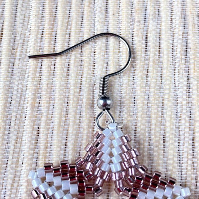 Boucles d’oreilles pendantes, étoiles, en tissage de perles Miyuki rose & beige 