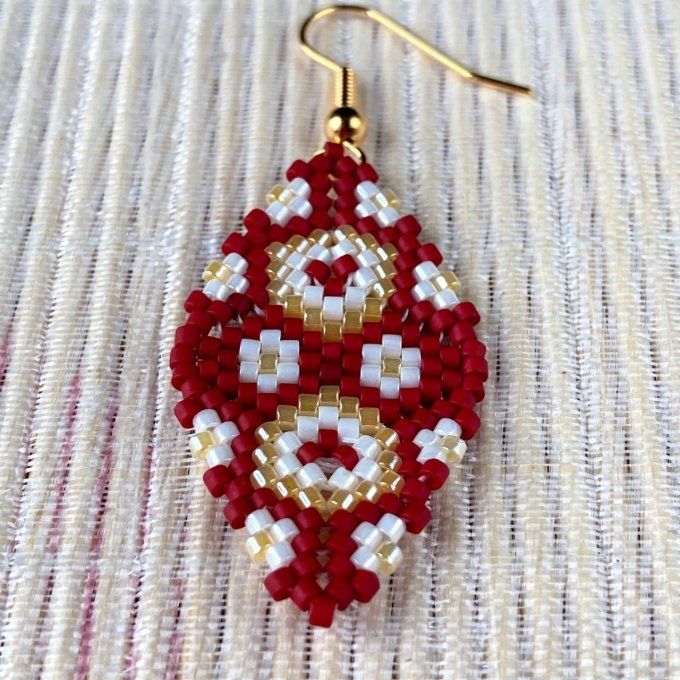 Boucles d’oreilles pendantes, grand losange en tissage de perles Miyuki rouge & beige 