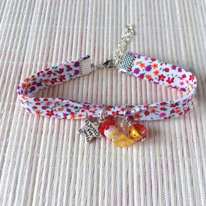 Bracelet 19 cm, ruban fleuri blanc, rouge, jaune, étoile