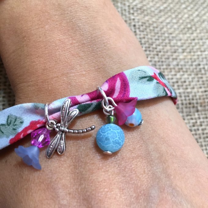 Bracelet 17cm, ruban fleuri bleu doux et rose, libellule