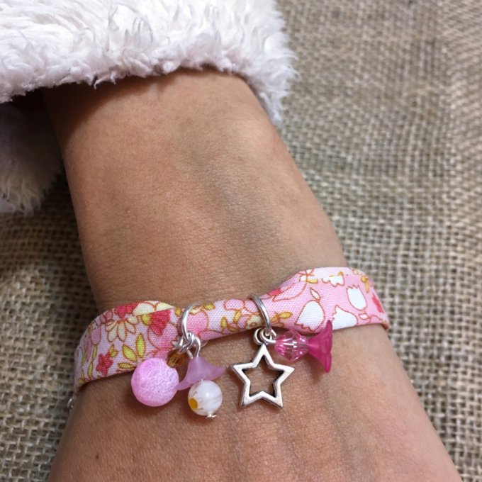 Bracelet 17cm; ruban fleuri rose doux et blanc, étoile