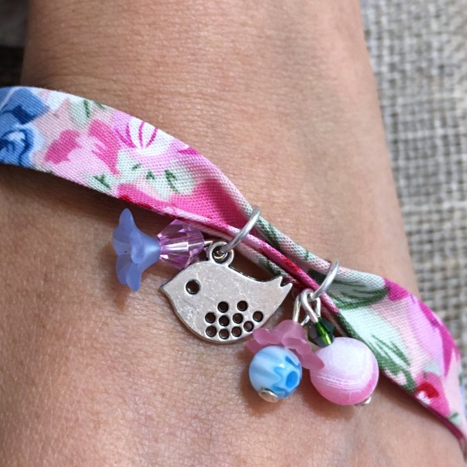 Bracelet 18cm, ruban fleuri rose et bleu, petit oiseau