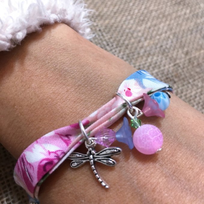 Bracelet 17cm, ruban fleuri rose doux et bleu, libellule