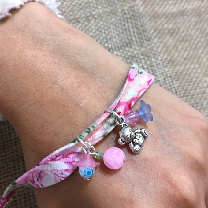 Bracelet 19cm, ruban fleuri rose doux et bleu, petit ourson