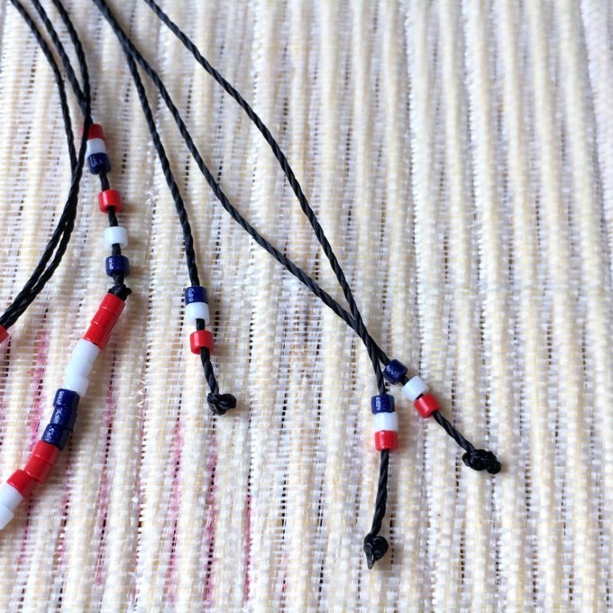 Bracelet minimaliste supporter Français bleu, blanc, rouge, double rang & base fil noir