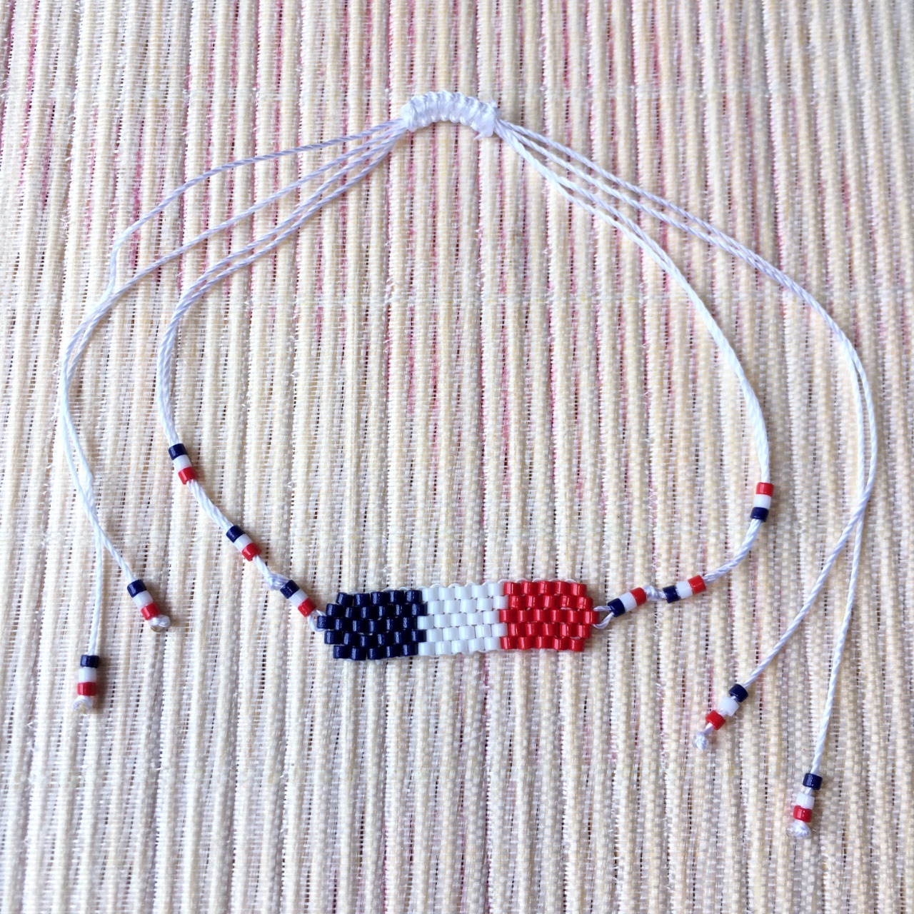 Bracelet minimaliste supporter Français bleu, blanc, rouge, fil blanc 