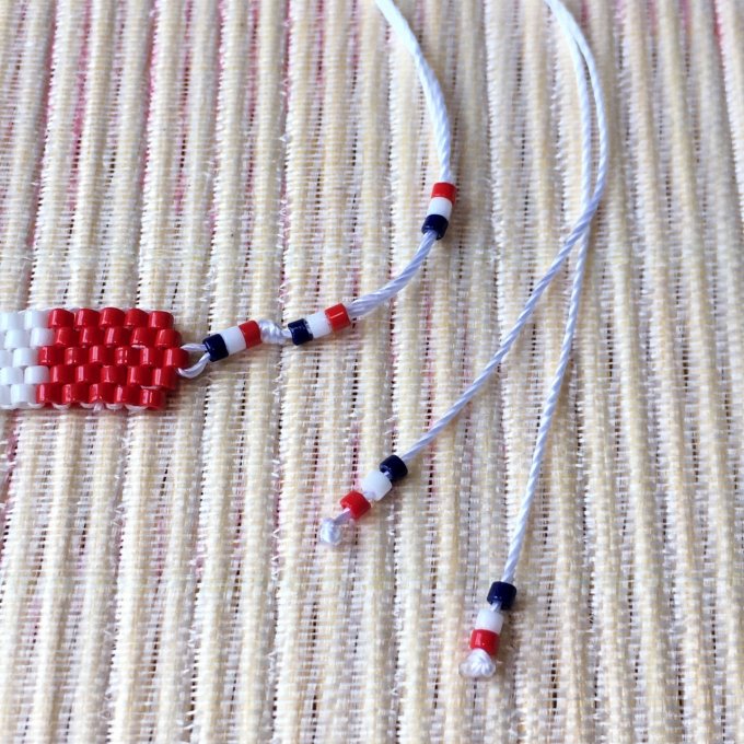 Bracelet minimaliste supporter Français bleu, blanc, rouge, fil blanc 