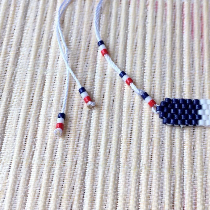 Bracelet minimaliste supporter Français bleu, blanc, rouge, fil blanc 