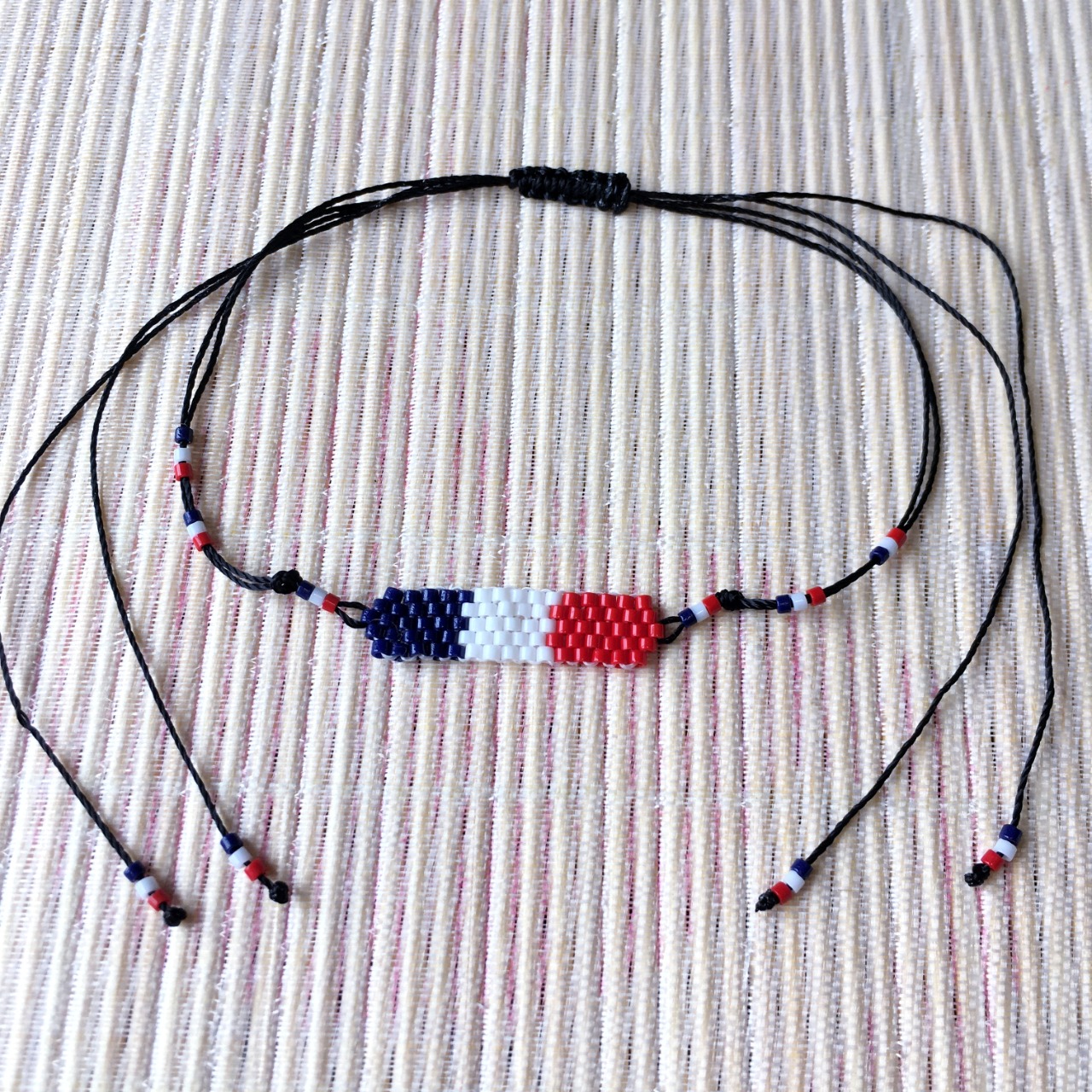 Bracelet minimaliste supporter Français bleu, blanc, rouge & base fil noir