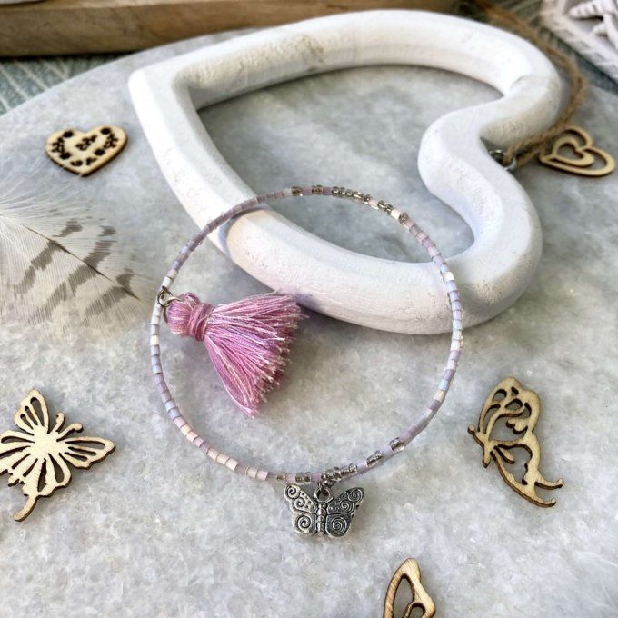 Bracelet en perles de rocailles rose doux, pompon et breloque