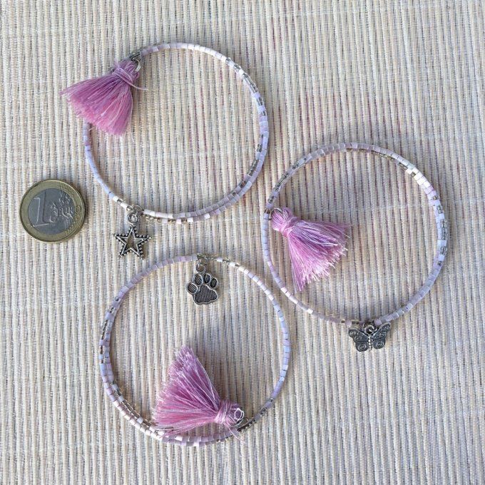 Bracelet en perles de rocailles rose doux, pompon et breloque