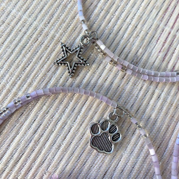Bracelet en perles de rocailles rose doux, pompon et breloque