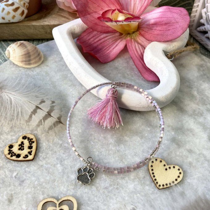 Bracelet en perles de rocailles rose doux, pompon et breloque
