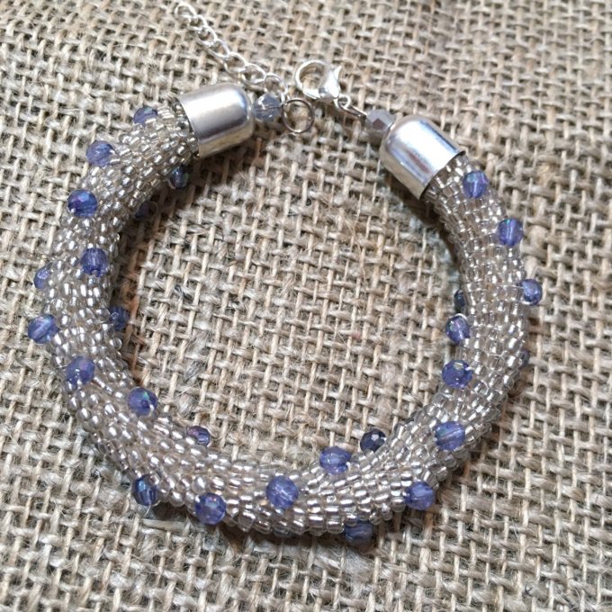 BRACELET ROCAILLES ARGENTÉES ET TOUPIES BLEUES, TORSADE RUSSE