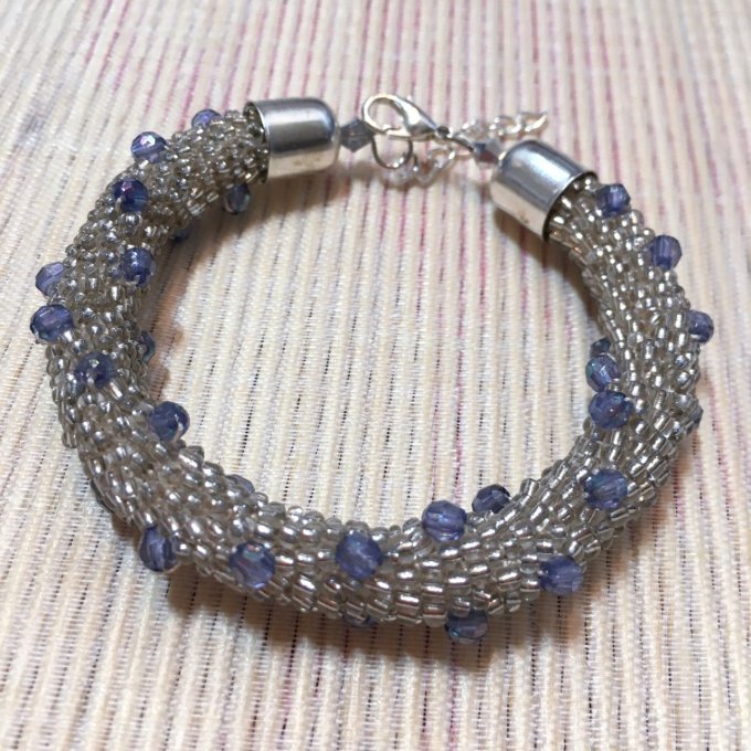 BRACELET ROCAILLES ARGENTÉES ET TOUPIES BLEUES, TORSADE RUSSE