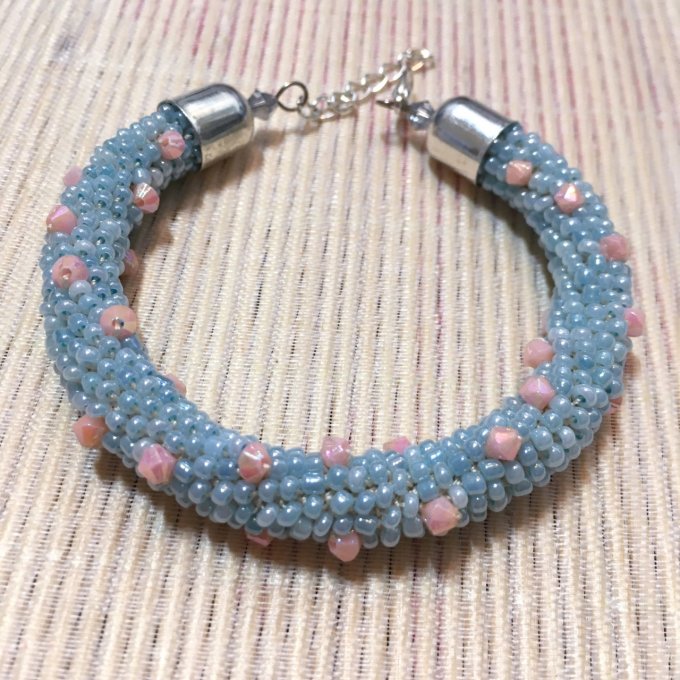 Bracelet rocailles bleu et toupies saumon, torsade russe