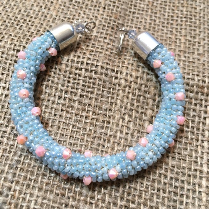 Bracelet rocailles bleu et toupies saumon, torsade russe