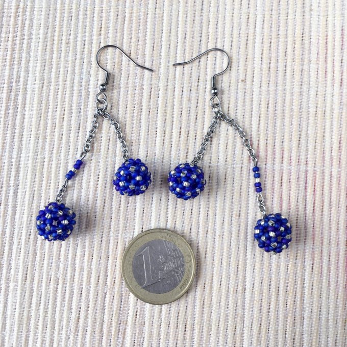 Boucles d’oreilles pendantes, boules en tissage de perles miyuki bleu cyan & argenté 
