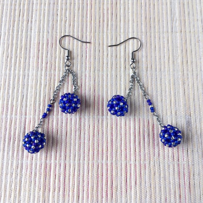 Boucles d’oreilles pendantes, boules en tissage de perles miyuki bleu cyan & argenté 