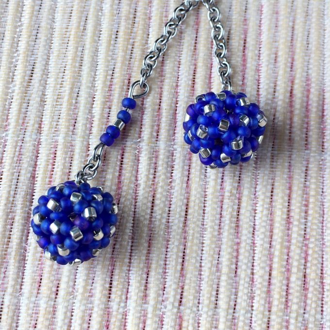 Boucles d’oreilles pendantes, boules en tissage de perles miyuki bleu cyan & argenté 