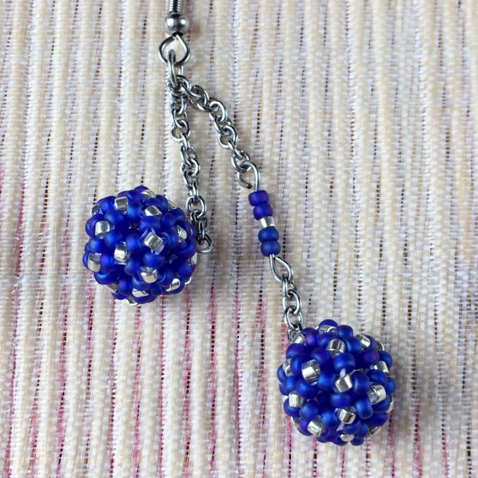 Boucles d’oreilles pendantes, boules en tissage de perles miyuki bleu cyan & argenté 