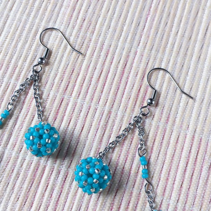 Boucles d’oreilles pendantes, boules en tissage de perles miyuki turquoise & argenté