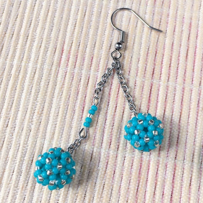 Boucles d’oreilles pendantes, boules en tissage de perles miyuki turquoise & argenté