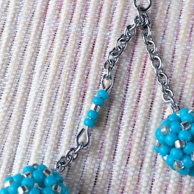 Boucles d’oreilles pendantes, boules en tissage de perles miyuki turquoise & argenté