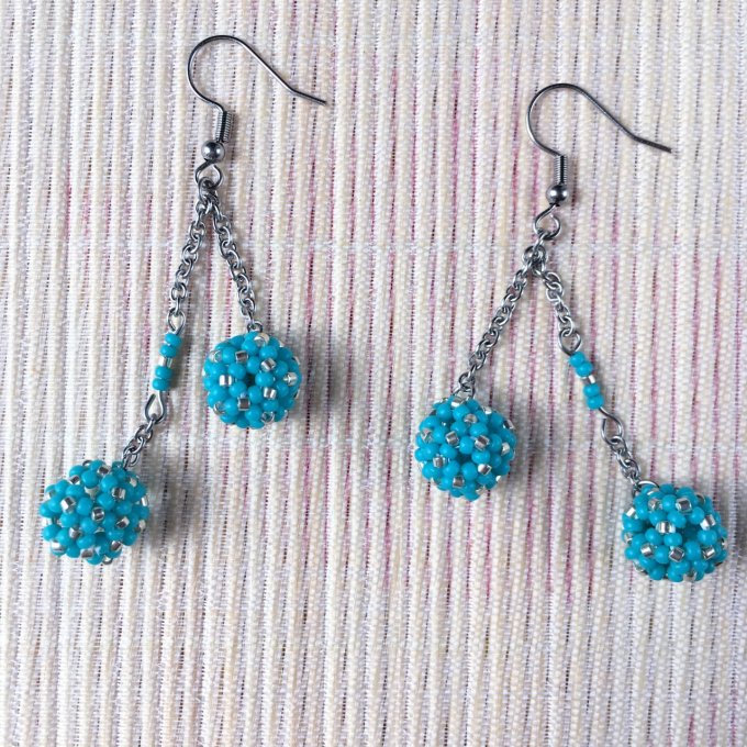Boucles d’oreilles pendantes, boules en tissage de perles miyuki turquoise & argenté