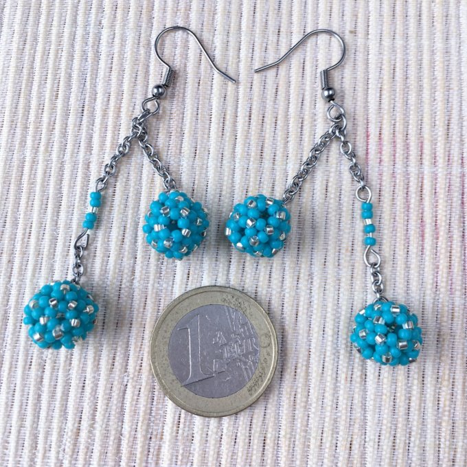 Boucles d’oreilles pendantes, boules en tissage de perles miyuki turquoise & argenté