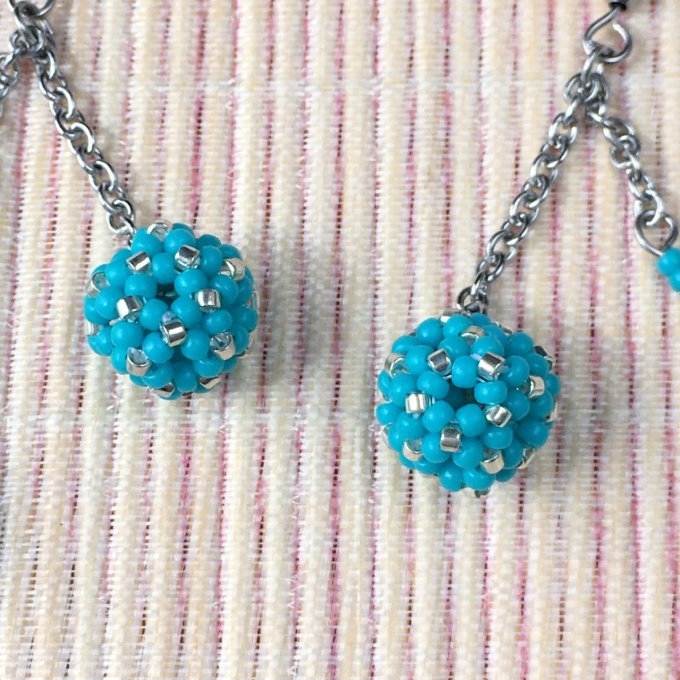 Boucles d’oreilles pendantes, boules en tissage de perles miyuki turquoise & argenté