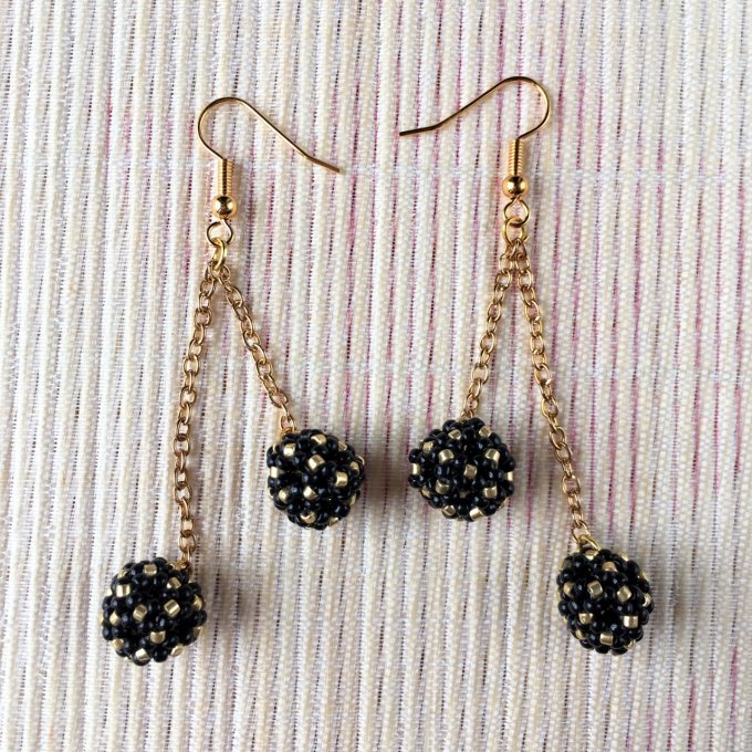 Boucles d’oreilles pendantes, boules en tissage de perles miyuki noir & doré