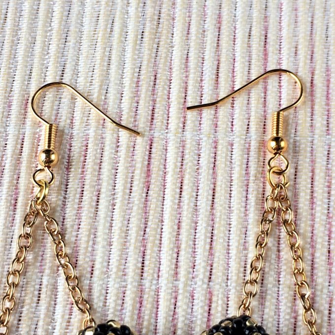 Boucles d’oreilles pendantes, boules en tissage de perles miyuki noir & doré