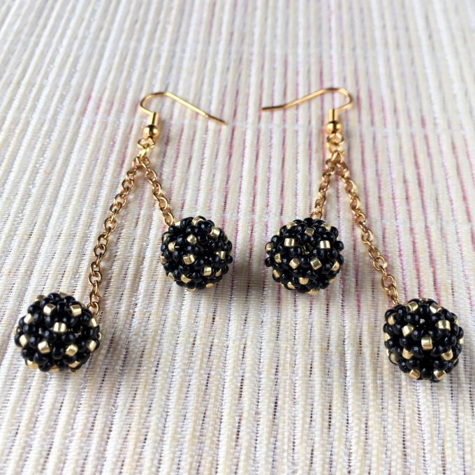 Boucles d’oreilles pendantes, boules en tissage de perles miyuki noir & doré