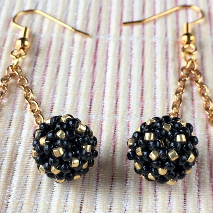 Boucles d’oreilles pendantes, boules en tissage de perles miyuki noir & doré