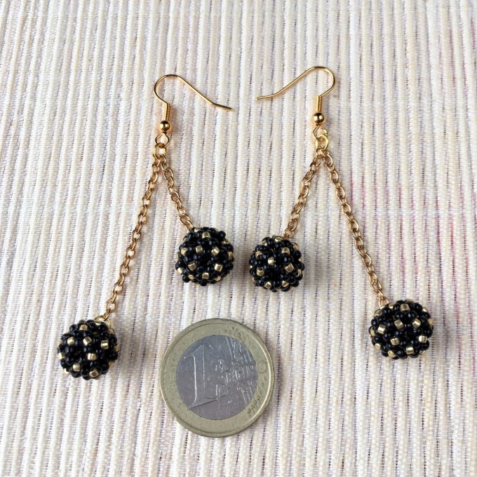 Boucles d’oreilles pendantes, boules en tissage de perles miyuki noir & doré