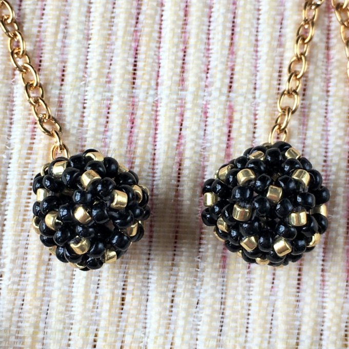 Boucles d’oreilles pendantes, boules en tissage de perles miyuki noir & doré