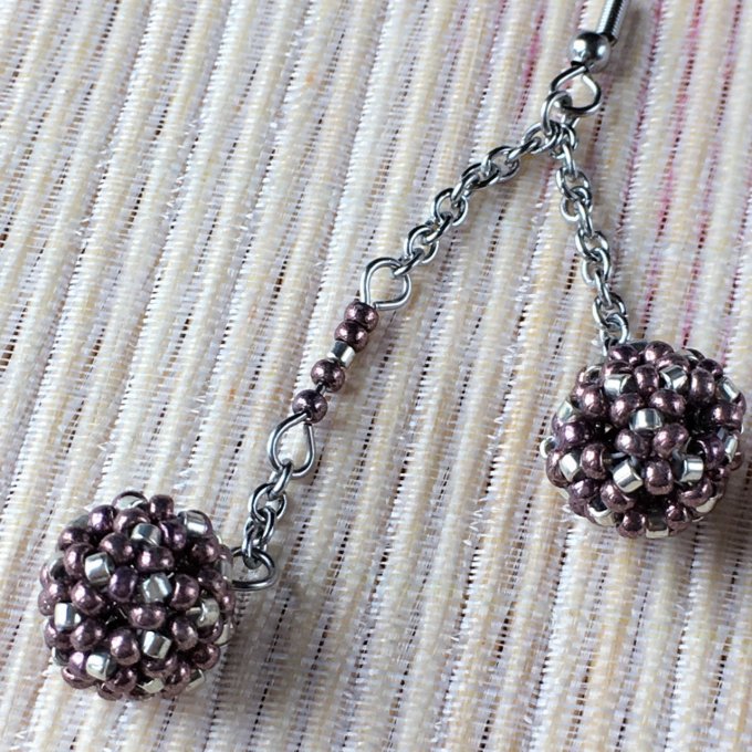 Boucles d’oreilles pendantes, boules en tissage de perles miyuki rose glacial & argenté 