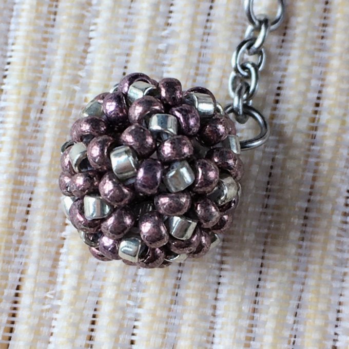 Boucles d’oreilles pendantes, boules en tissage de perles miyuki rose glacial & argenté 
