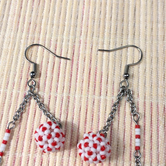 Boucles d’oreilles pendantes, boules en tissage de perles miyuki blanc & rouge