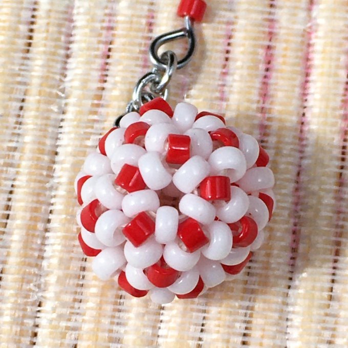 Boucles d’oreilles pendantes, boules en tissage de perles miyuki blanc & rouge