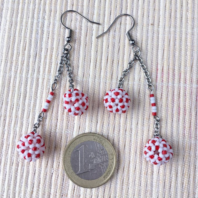 Boucles d’oreilles pendantes, boules en tissage de perles miyuki blanc & rouge