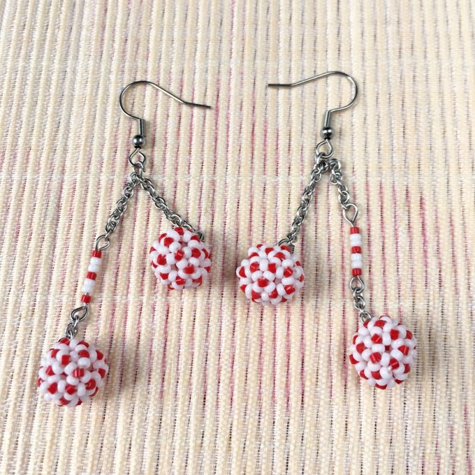 Boucles d’oreilles pendantes, boules en tissage de perles miyuki blanc & rouge