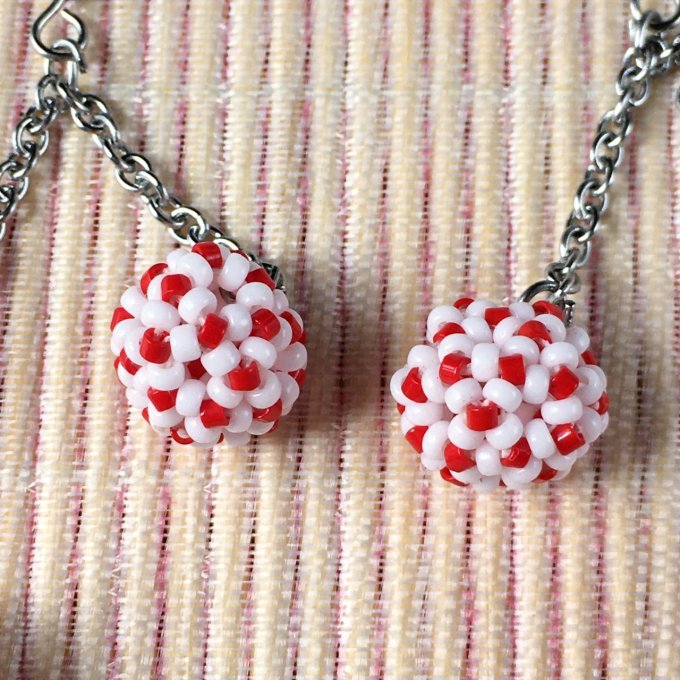 Boucles d’oreilles pendantes, boules en tissage de perles miyuki blanc & rouge