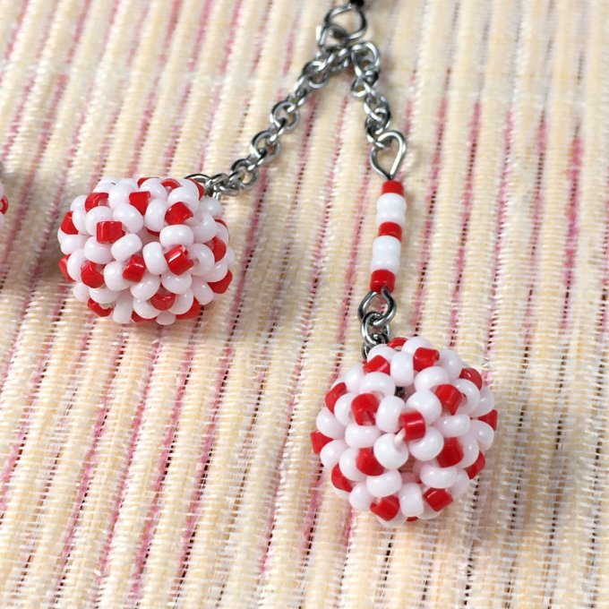 Boucles d’oreilles pendantes, boules en tissage de perles miyuki blanc & rouge