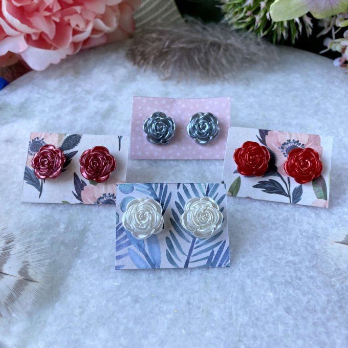 Boucles d’oreilles, clou d’oreille, fleur de rose aux reflets irisés, rouge, gris et blanc