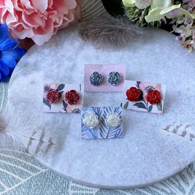 Boucles d’oreilles, clou d’oreille, fleur de rose aux reflets irisés, rouge, gris et blanc