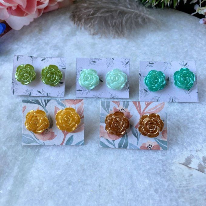 Boucles d’oreilles, clou d’oreille, fleur de rose aux reflets irisés vert et jaune 