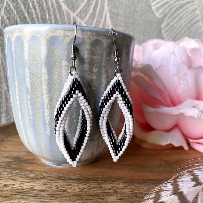 Boucles d'oreilles tissées en perles Miyuki blanc et noir