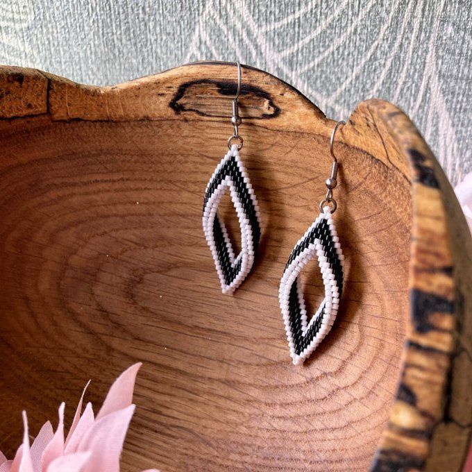 Boucles d'oreilles tissées en perles Miyuki blanc et noir